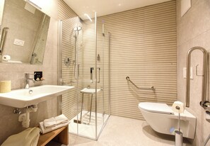 Economy Room | Bathroom | Shower, free toiletries, hair dryer, towels - Naturae Lodge (Alleghe)