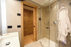 Superior Room | Bathroom | Shower, free toiletries, hair dryer, towels - Naturae Lodge (Alleghe)