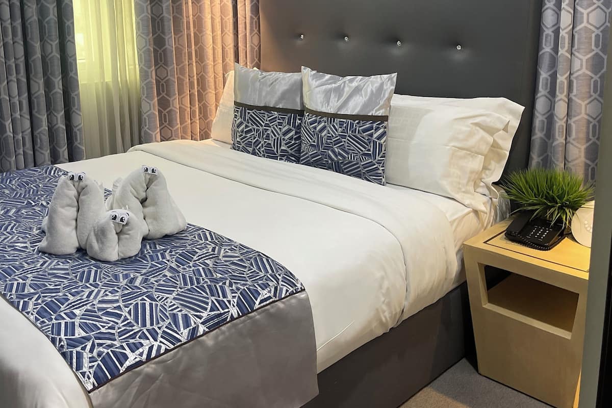 Suite | In-room safe, desk, soundproofing, WiFi (free)