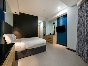 Standard Double Room | 1 bedroom, in-room safe, desk, soundproofing
