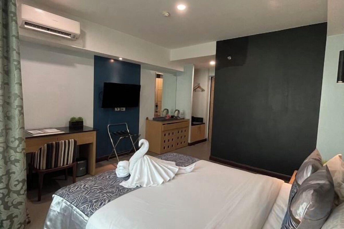 In-room safe, desk, soundproofing, WiFi (free)