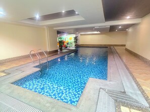 Piscine couverte, maîtres-nageurs sur place