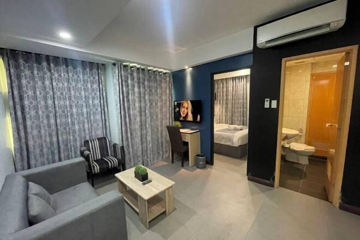 Cofres nos quartos, escrivaninha, quartos à prova de som