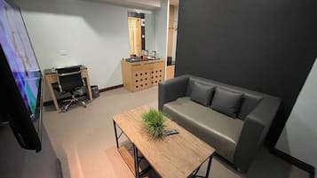 Superior One Bedroom Suite | Wohnbereich | 32-Zoll-LCD-Fernseher mit Kabelempfang
