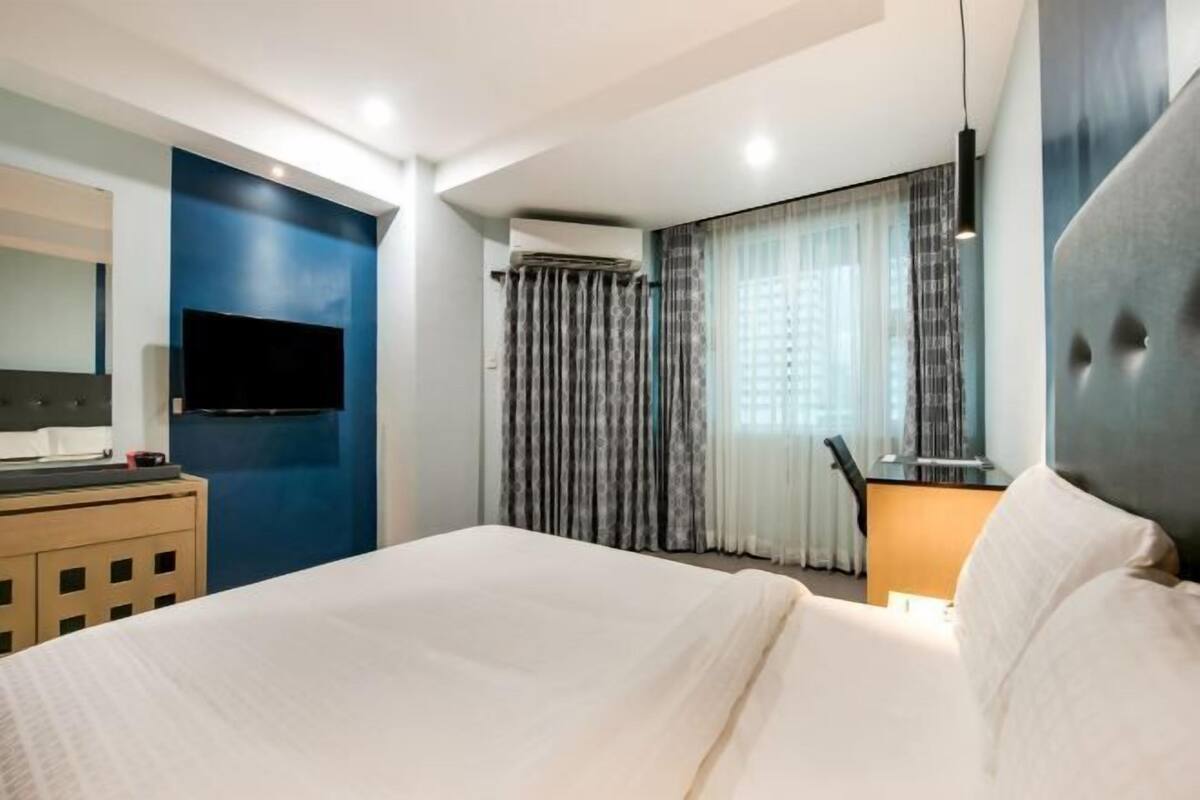 Cofres nos quartos, escrivaninha, quartos à prova de som