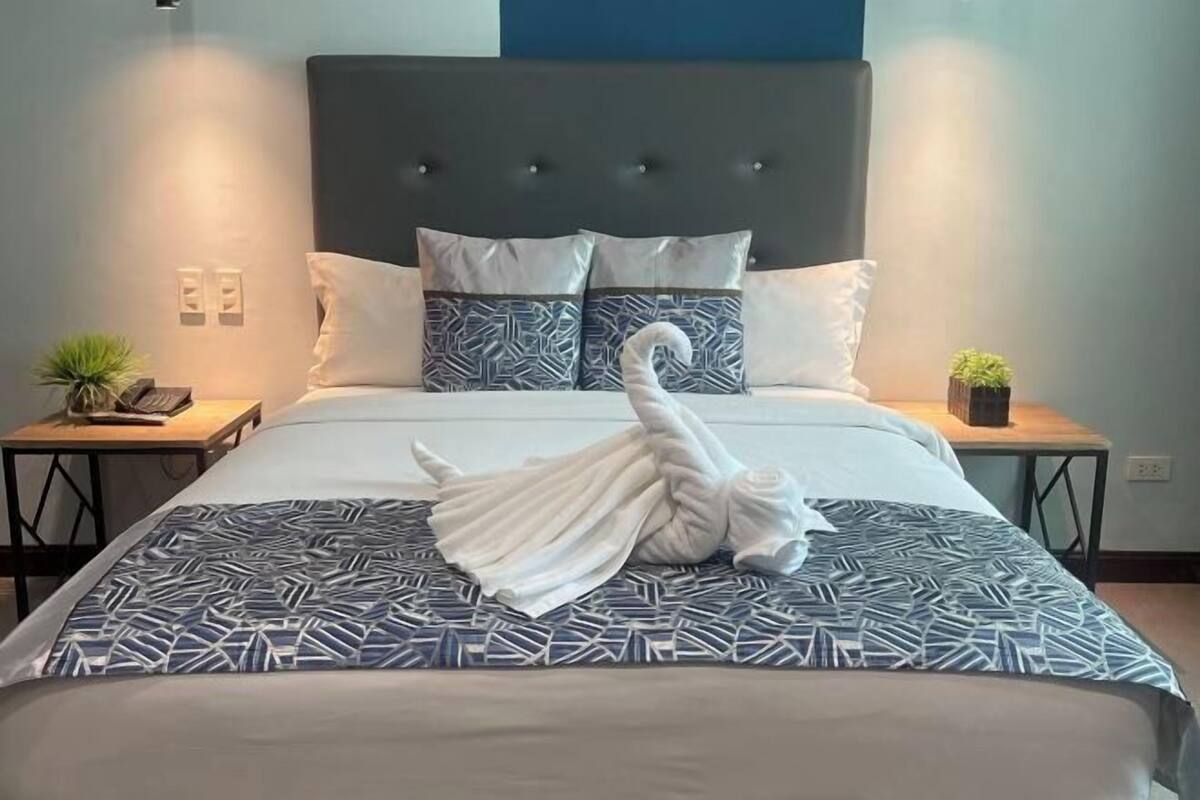 Cofres nos quartos, escrivaninha, quartos à prova de som