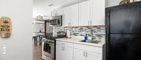 Frigorífico, microondas, horno y placa de cocina