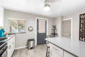 Jääkaappi, mikroaaltouuni, uuni, liesi