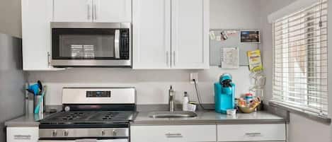 Cafetière/bouilloire, réfrigérateur, micro-ondes, four