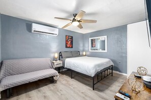 1 chambre, bureau, fer et planche à repasser, Wi-Fi