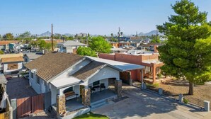 Un quartier résidentiel avec une maison dotée d’un patio, d ’un garage et d’une allée.