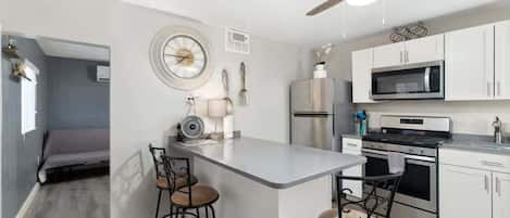 Cafetera y tetera, refrigerador, microondas y horno