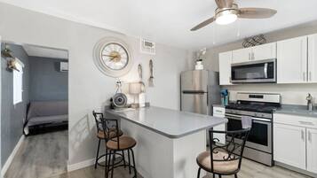 Refrigerador, microondas, horno y parrilla de estufa