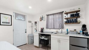 Wasserkocher mit Kaffee-/Teezubehör, Kühlschrank, Mikrowelle, Ofen