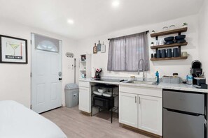 Coffee/tea maker, fridge, microwave, oven - Adorable Guesthouse/Studio in Central Phoenix (Phoenix)