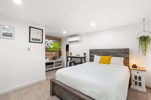 Iron/ironing board, WiFi, bed sheets - Adorable Guesthouse/Studio in Central Phoenix (Phoenix)