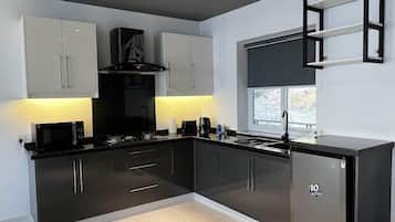 Deluxe Apartment | Shared kitchen | Mini-fridge, microwave, electric kettle, toaster