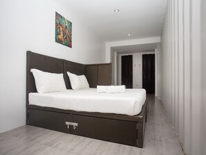 デラックス ルーム | 高級寝具、遮光カーテン、WiFi (無料)、ベッドシーツ