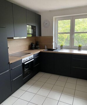 Een koelkast, een microgolfoven, een oven, een kookplaat