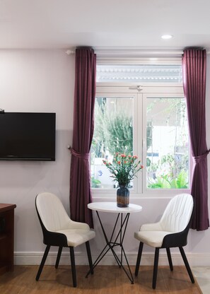 Superior-Doppelzimmer | Wohnbereich | 35-Zoll-Smart-TV mit Kabelempfang, Kamin, Drucker