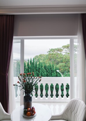 Dobbeltrom – deluxe | Oppholdsområde | En 35-tommers smart-TV med kabel-kanaler samt peis og printere