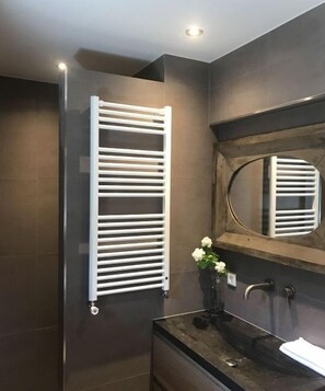 Douche, serviettes fournies