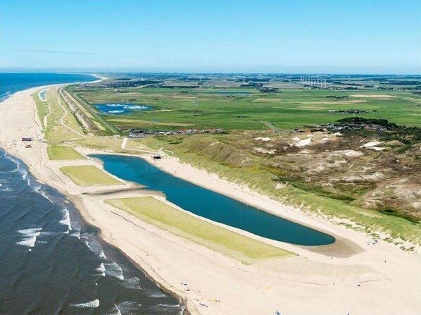 Una spiaggia nelle vicinanze