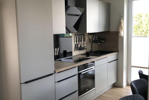 Køleskab, mikrobølgeovn, ovn, kogeplade