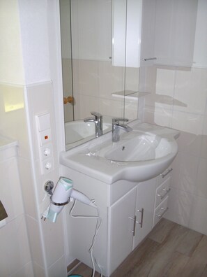 Dusche, Haartrockner, Handtücher, Toilettenpapier