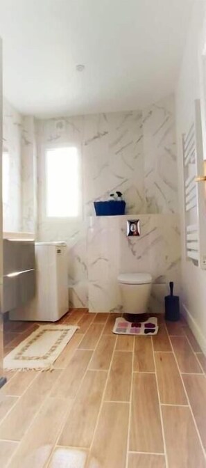 Shower, hair dryer, towels, soap - Maison en Bord de Parcs (Trappes)