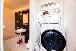 Secador de pelo, bidet, toallas, jabón