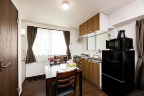 Fridge, microwave, stovetop, cookware/dishes/utensils - Vacation Rental NISHIDA (Kagoshima)