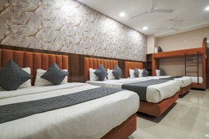 Habitación Royal | Escritorio, sistema de insonorización, wifi gratis y ropa de cama