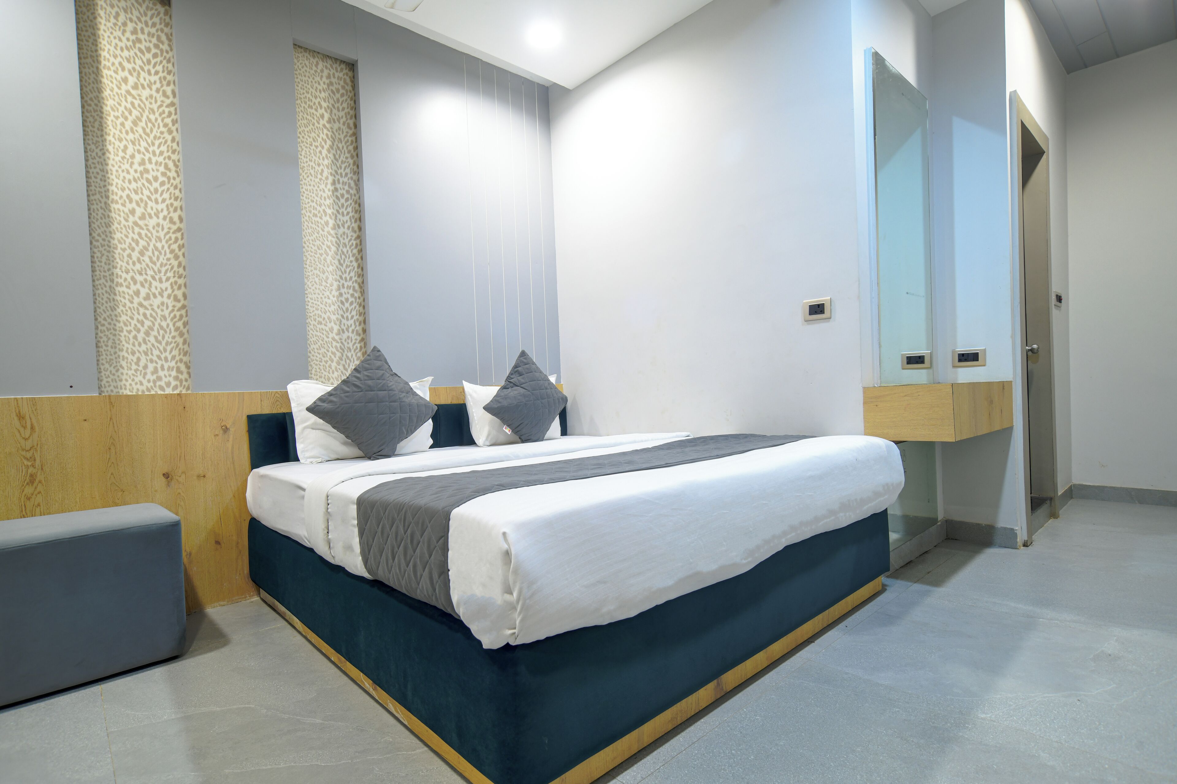 Ein modernes Schlafzimmer mit Bett, Nachttischen und einem Kleiderschrank.