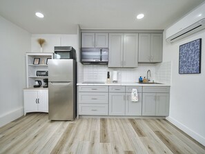 Refrigerador, microondas, horno y parrilla de estufa 