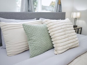 1 habitación, tabla de planchar con plancha, cuna de viaje y wifi 