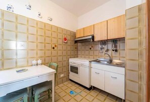 Refrigerador, microondas, horno y utensilios de cocina 