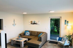 Smart-TV, bøker og stereoanlegg