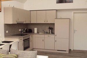 Fridge, microwave, oven, stovetop - Holiday home Feike Comfortable Vacation Home (Zetel)