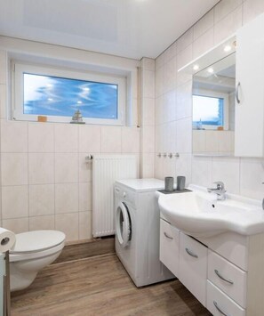 Shower, towels - Maiwaldo House Comfortable Vacation Home (Wurster Nordseekste)