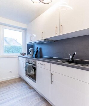 Fridge, oven, stovetop, dishwasher - Maiwaldo House Comfortable Vacation Home (Wurster Nordseekste)