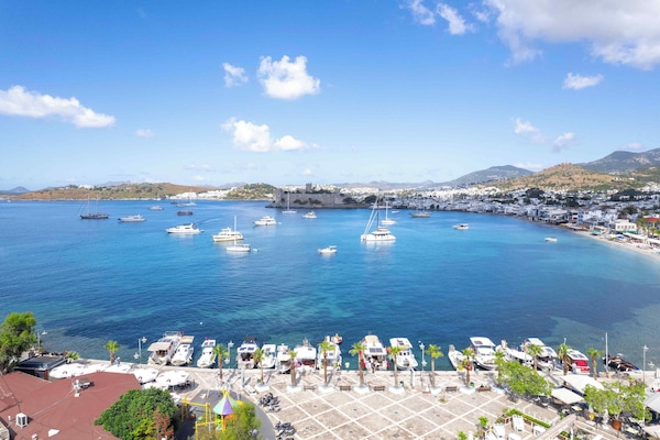 Quarto luxo | Wi-Fi de cortesia, roupa de cama