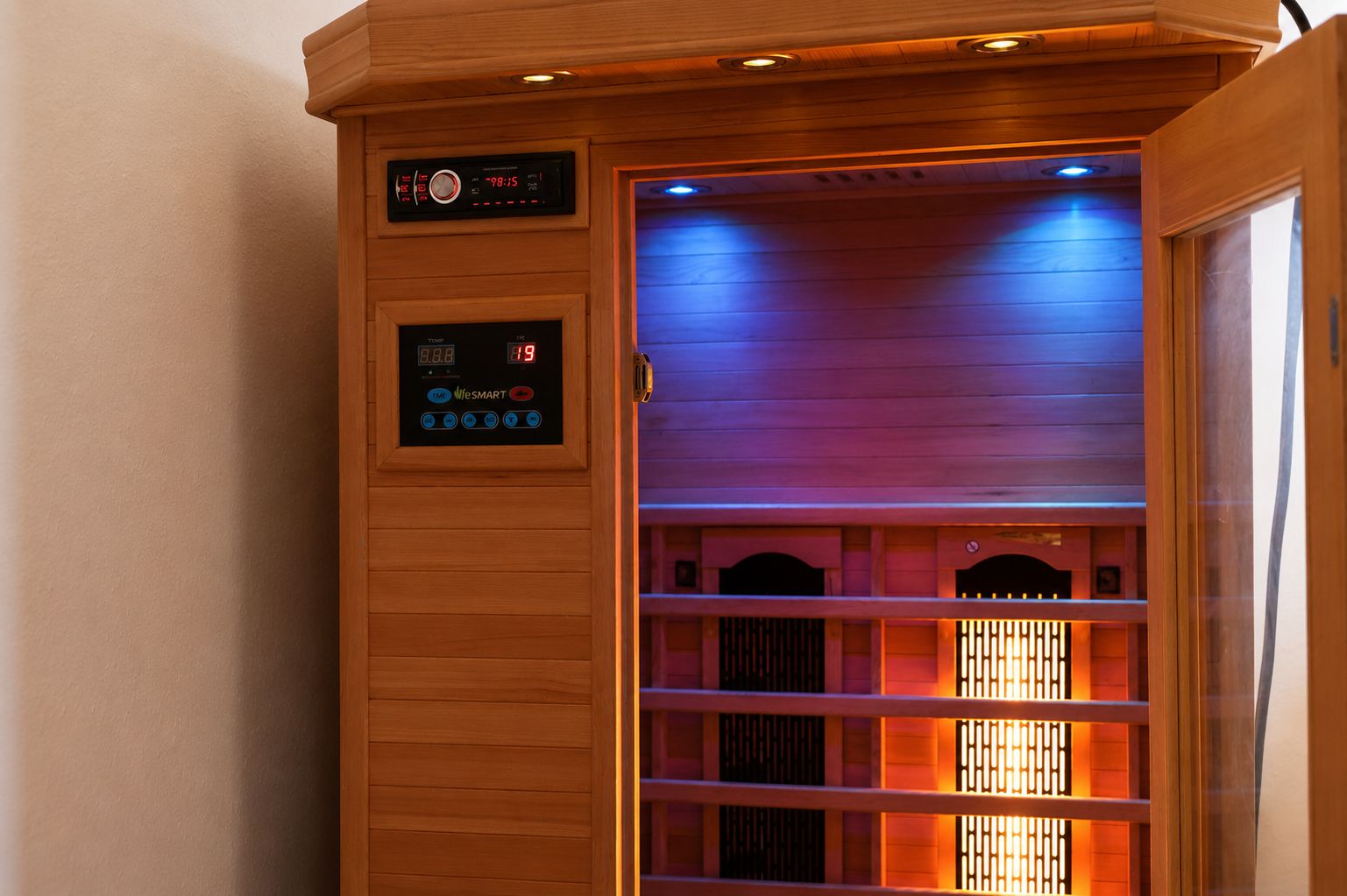 Eine Sauna mit Bedienfeld, Holzvertäfelung und einer Glastür, durch die man den Innenraum sehen kann.