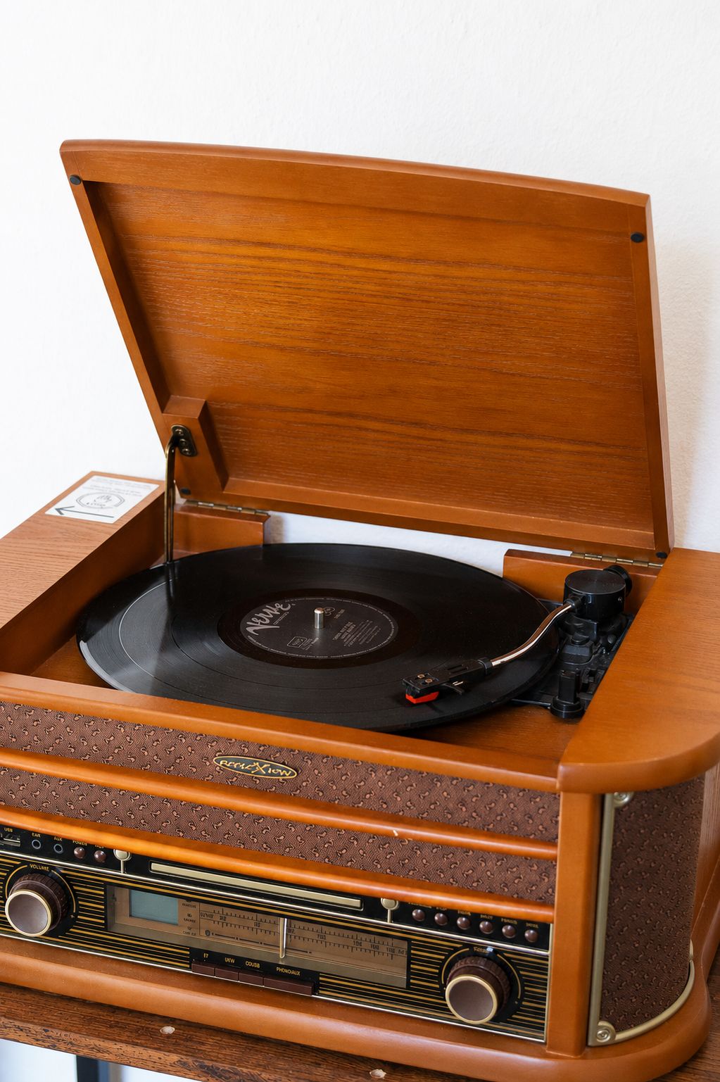 Un tourne-disque ancien, doté d’un meuble en bois et d’un plateau tournant.