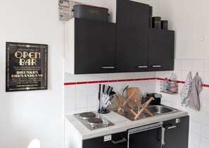 Frigorífic, microones, placa de cuina i cafetera i tetera 