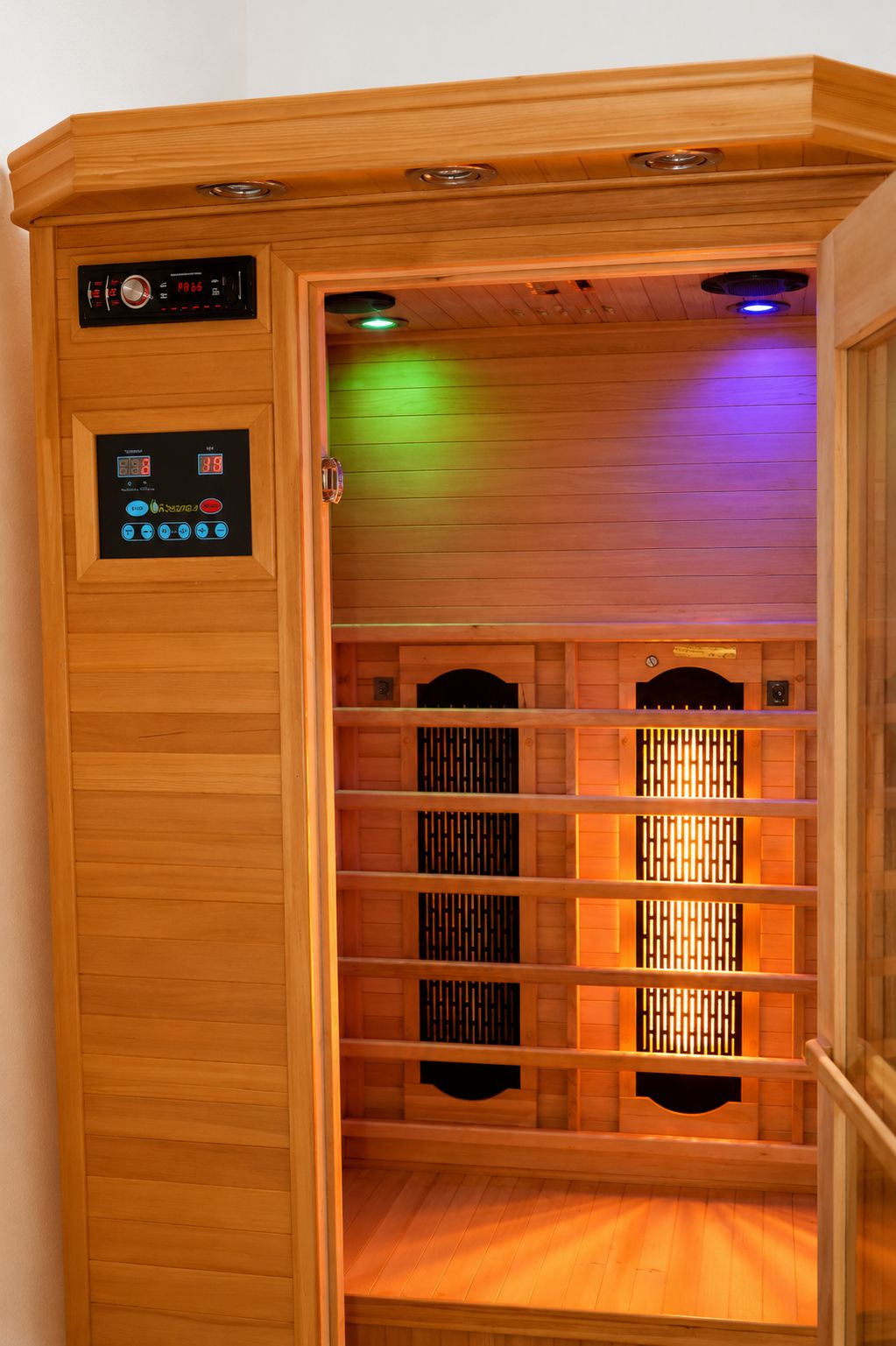 Un sauna doté d’un panneau de commande, de murs en bois et d’un banc.