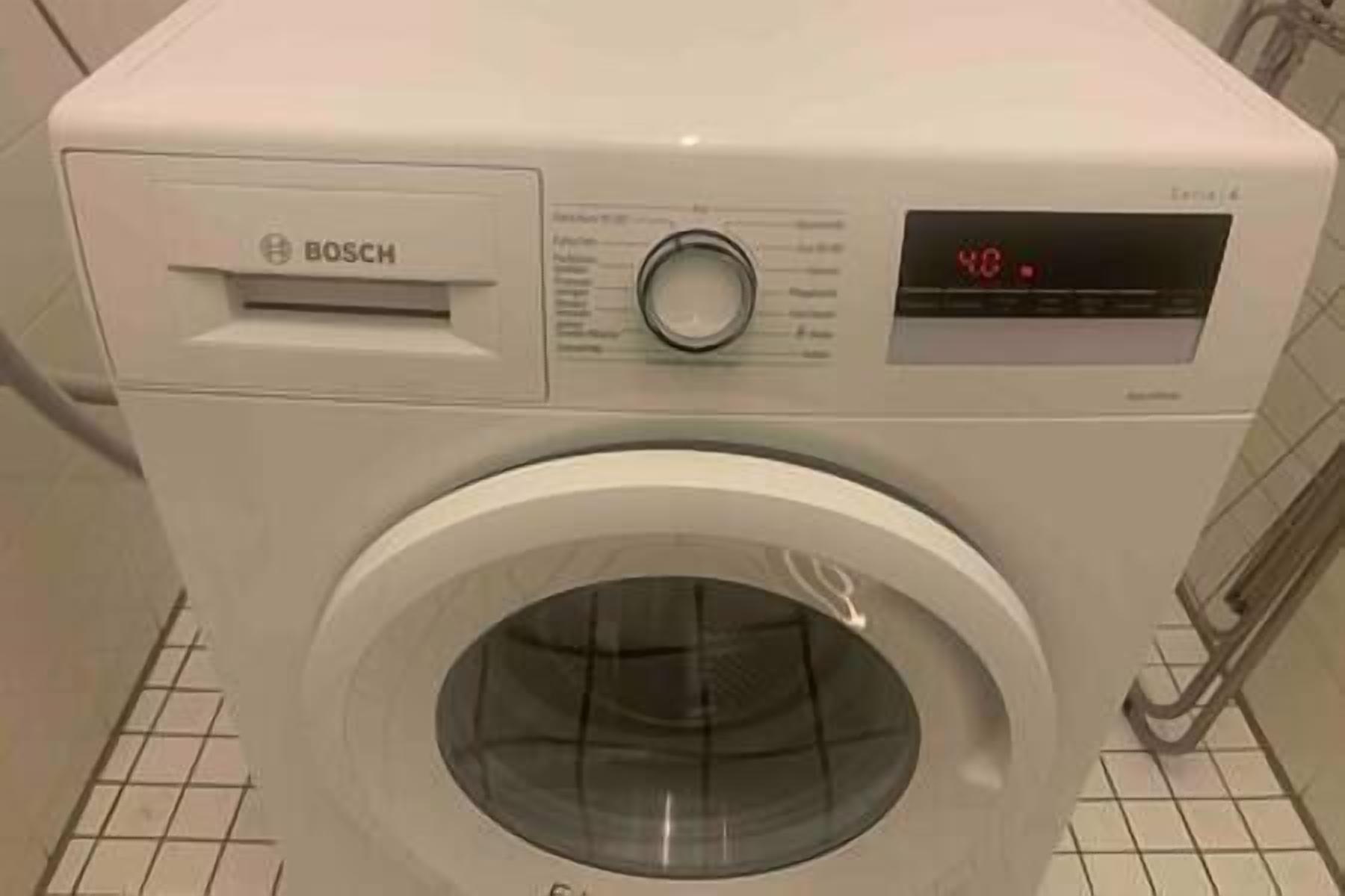 Een Bosch wasmachine met een digitaal display en bedieningspaneel.
