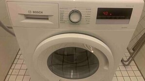 Una lavadora Bosch con pantalla digital y panel de control.