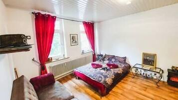 1 habitación, tabla de planchar con plancha, cuna de viaje y wifi