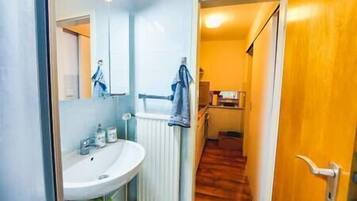 Secador de pelo, toallas